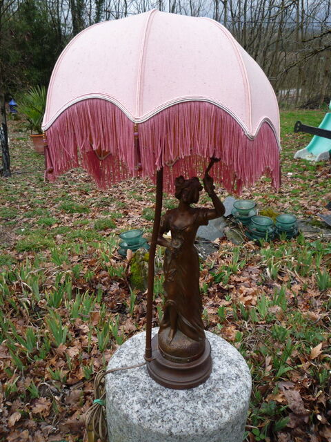 Lampe patine bronze Pavot par Ruchot
h 62cm
diamtre 35cm 125 Castres (81)