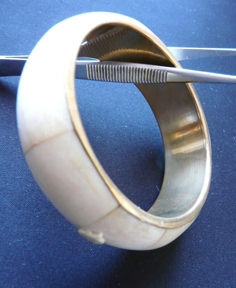 Bracelet couleur Ivoire en Os ou mati&egrave;re Naturelle lourd et Bijoux et montres