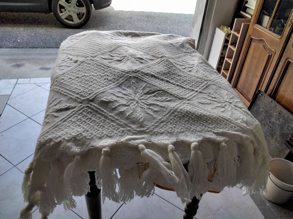Dessus de lit 1m40 plus coussin brod&eacute; main Décoration
