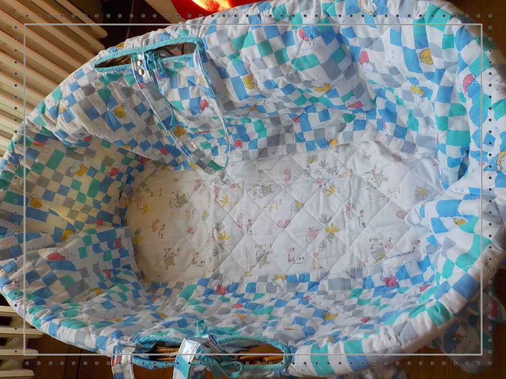ANCIEN COUFFIN b&eacute;b&eacute; rotin/osier avec habillage magnifique. 
Mobilier enfants
