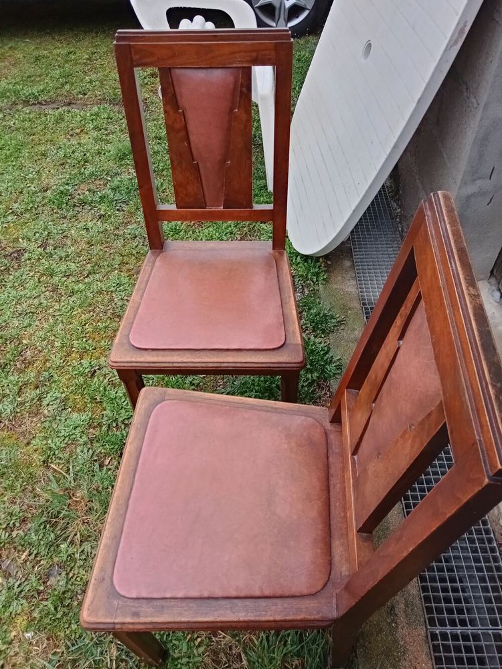 Une table et quatre chaises Meubles