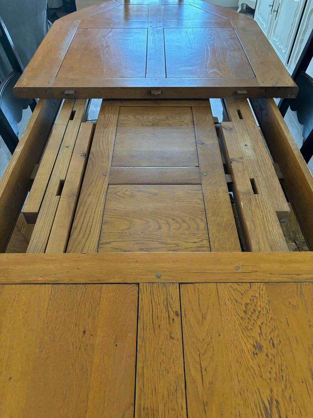 Table ch&ecirc;ne massif avec ses 8 chaises Meubles