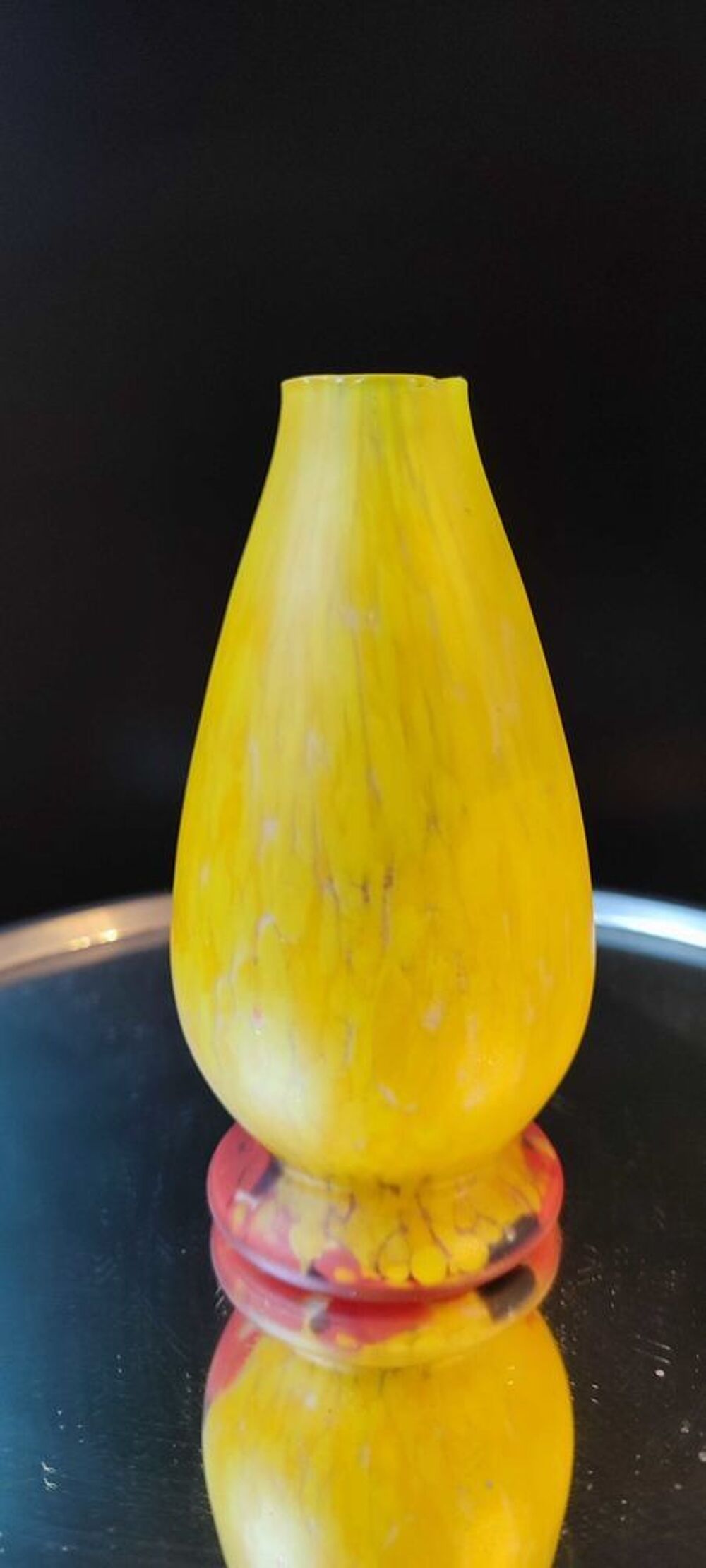 Vase forme galb&eacute;e en pate de verre 