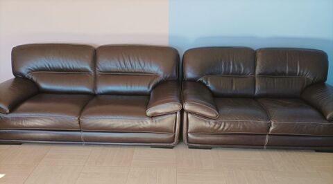 2 Canaps en cuir marron vritable Chteau d'Ax 
1200 Nalliers (85)