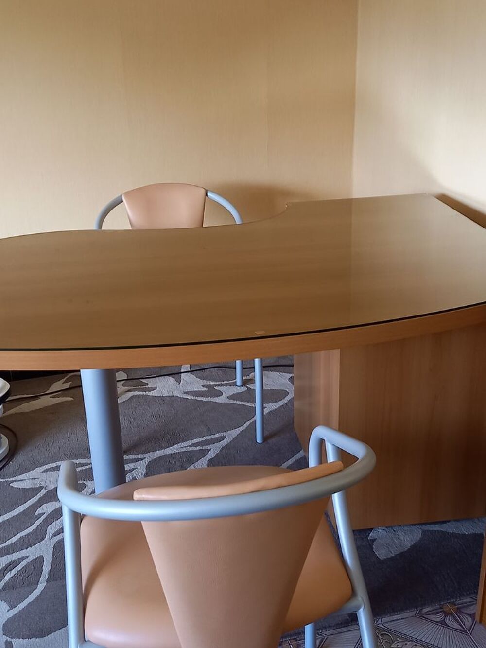 Bureau styl&eacute; en bois et deux chaises 
Meubles