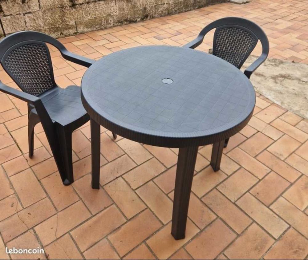 table de jardin avec 2 chaises Jardin