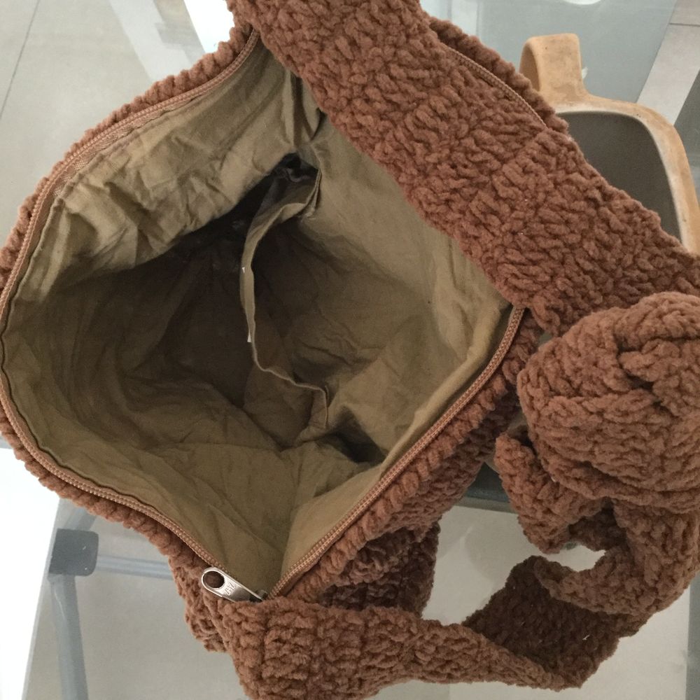 SAC BANDOUILIERE POUR FEMME EN ACRYLIQUE TR&Eacute;SS&Eacute; Maroquinerie