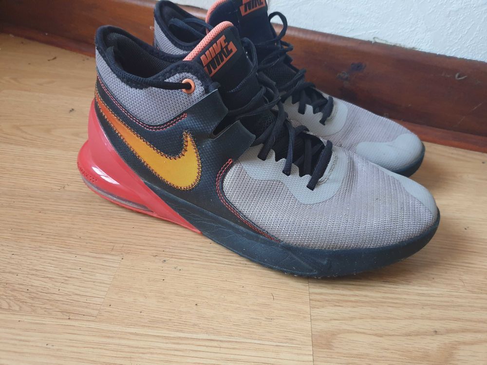 paire de chaussures NIKE taille 45 Chaussures