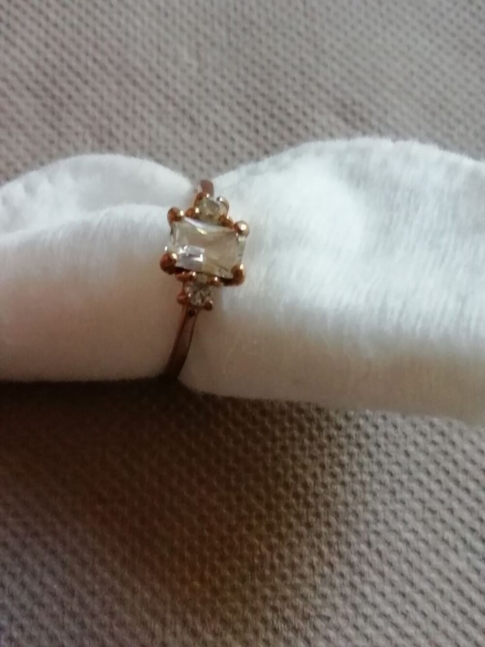 Bague solitaire
Bijoux et montres