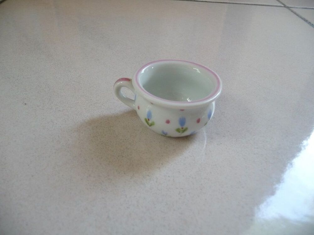 Tasse miniature porcelaine de Limoges d&eacute;cor main 