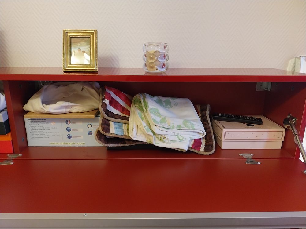 Meuble haut et bas moderne de couleur rouge laqu&eacute; Meubles