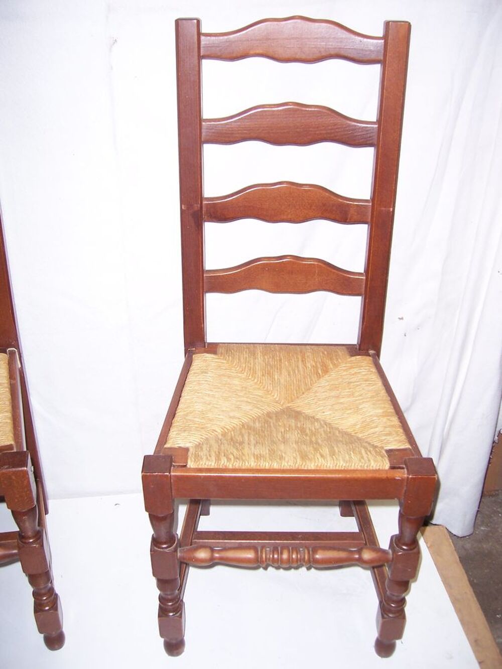 4 chaises en bois rustiques paill&eacute;es avec coussins assise Décoration