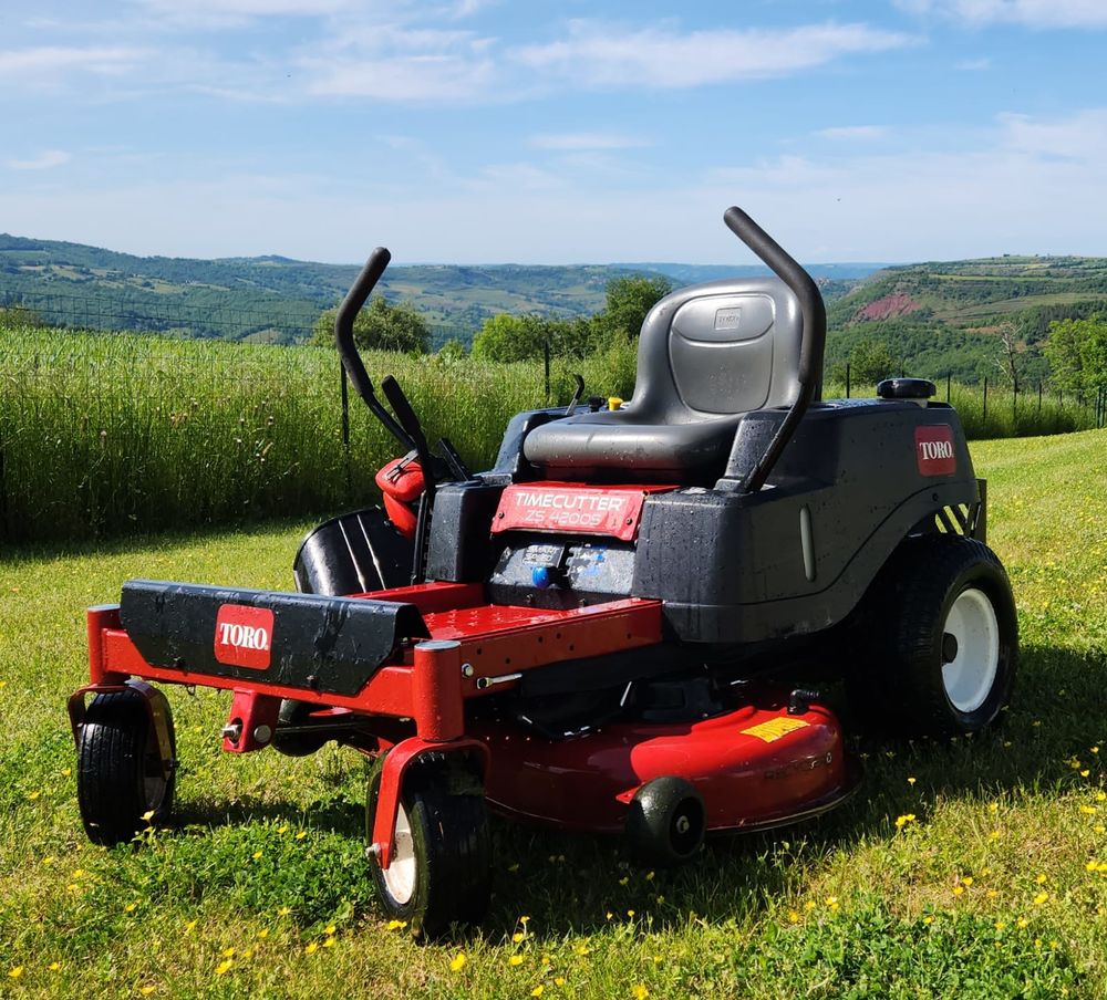 Tracteur tondeuse Toro zero turn timecutter ZS 4200. 
Jardin