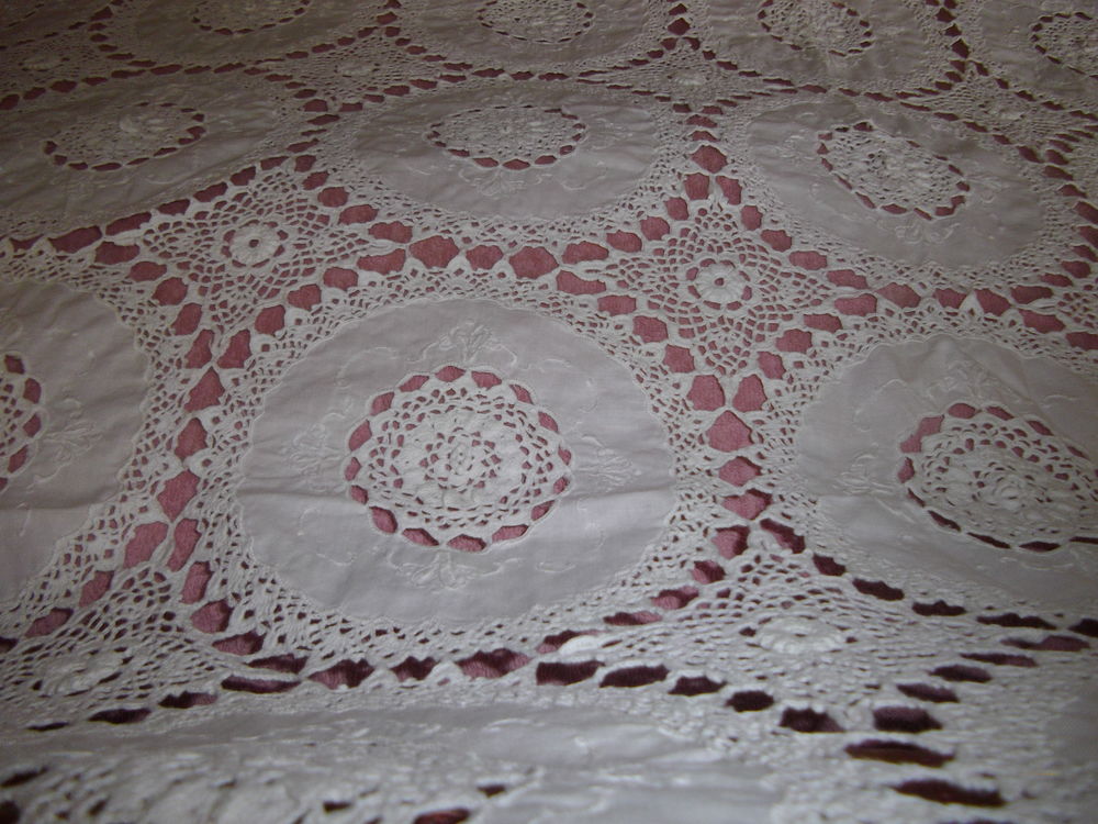 Nappe blanche brod&eacute;e Décoration