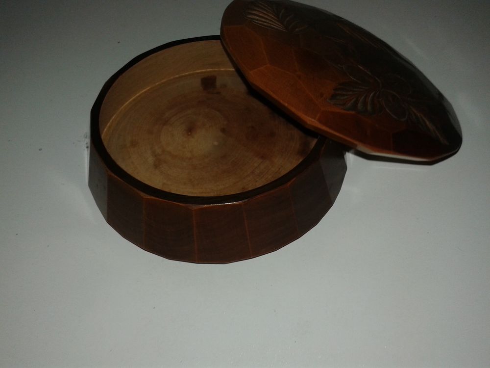 Boite ronde ancienne en bois motif feuillage de noisetier Décoration