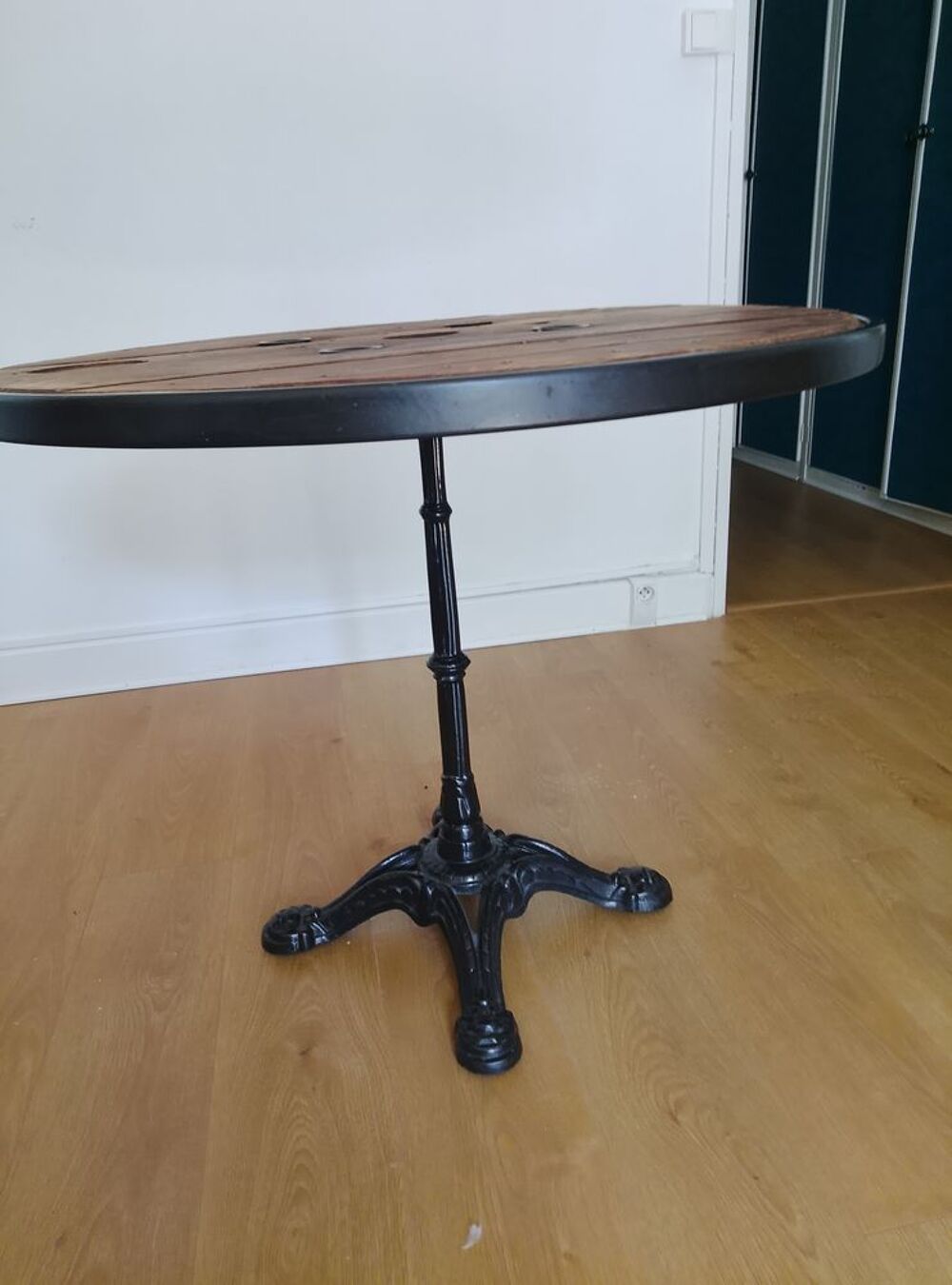 Jolie table ronde pied en fonte. Diam&egrave;tre 90
Avec 4 chaises Meubles