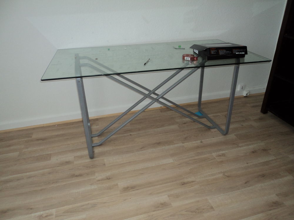 Table avec plateau verre Meubles