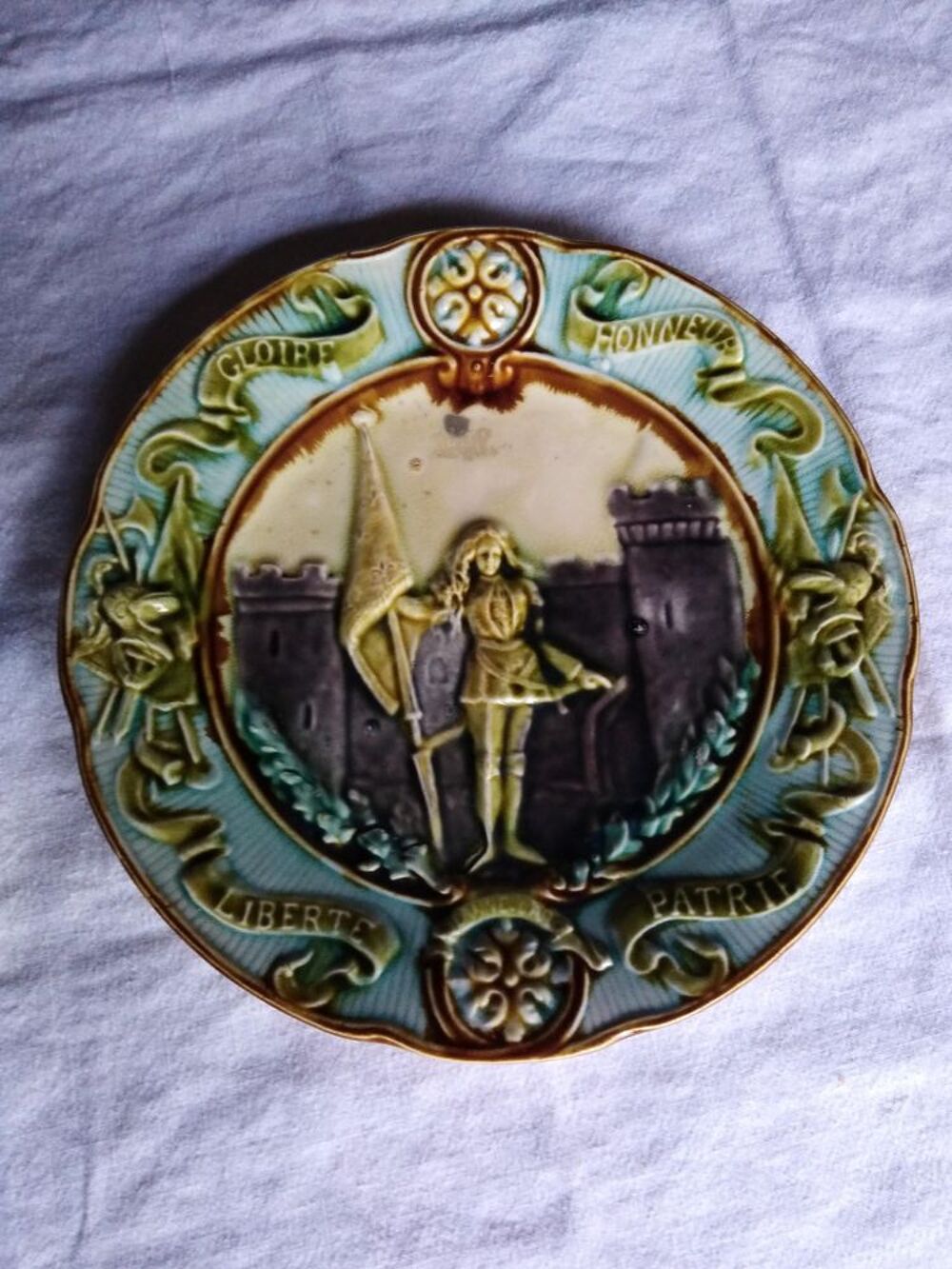 Assiette barbotine jeanne d'arc Décoration
