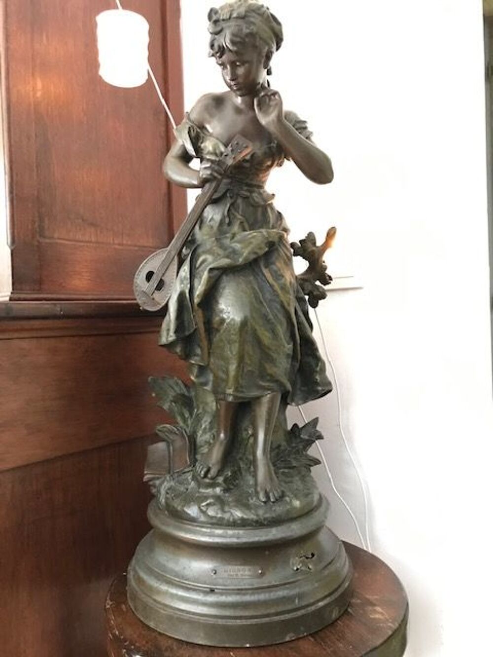Statuette r&eacute;gule H. Moreau 