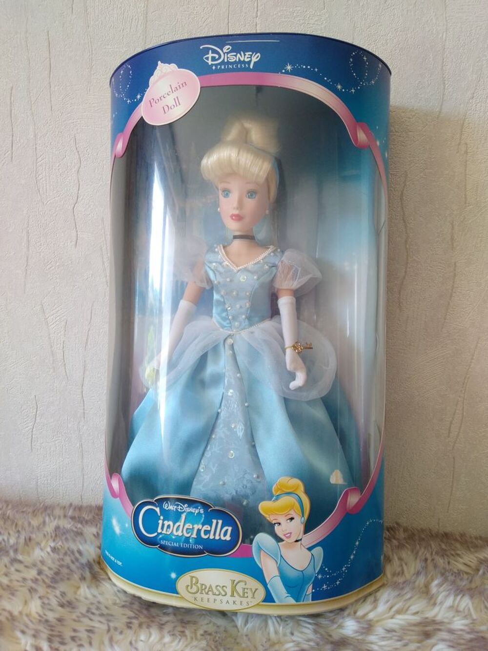 Cendrillon - Disney - Poup&eacute;e de porcelaine 40cm 