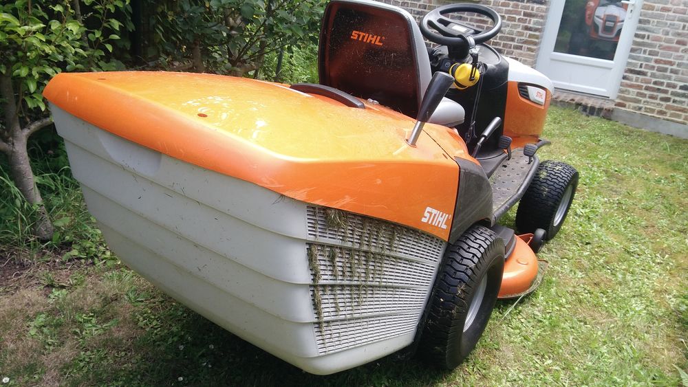 Tracteur tondeuse STIHL RT 6112 ZL. Jardin