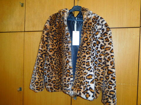 très jolie veste neuve en  fausse fourrure 70 Vitry-sur-Seine (94)