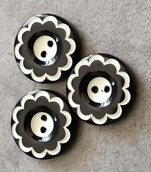 Trio de Boutons  Fleurs Graphiques   Noir & Blanc  2 cm
5 Thonon-les-Bains (74)