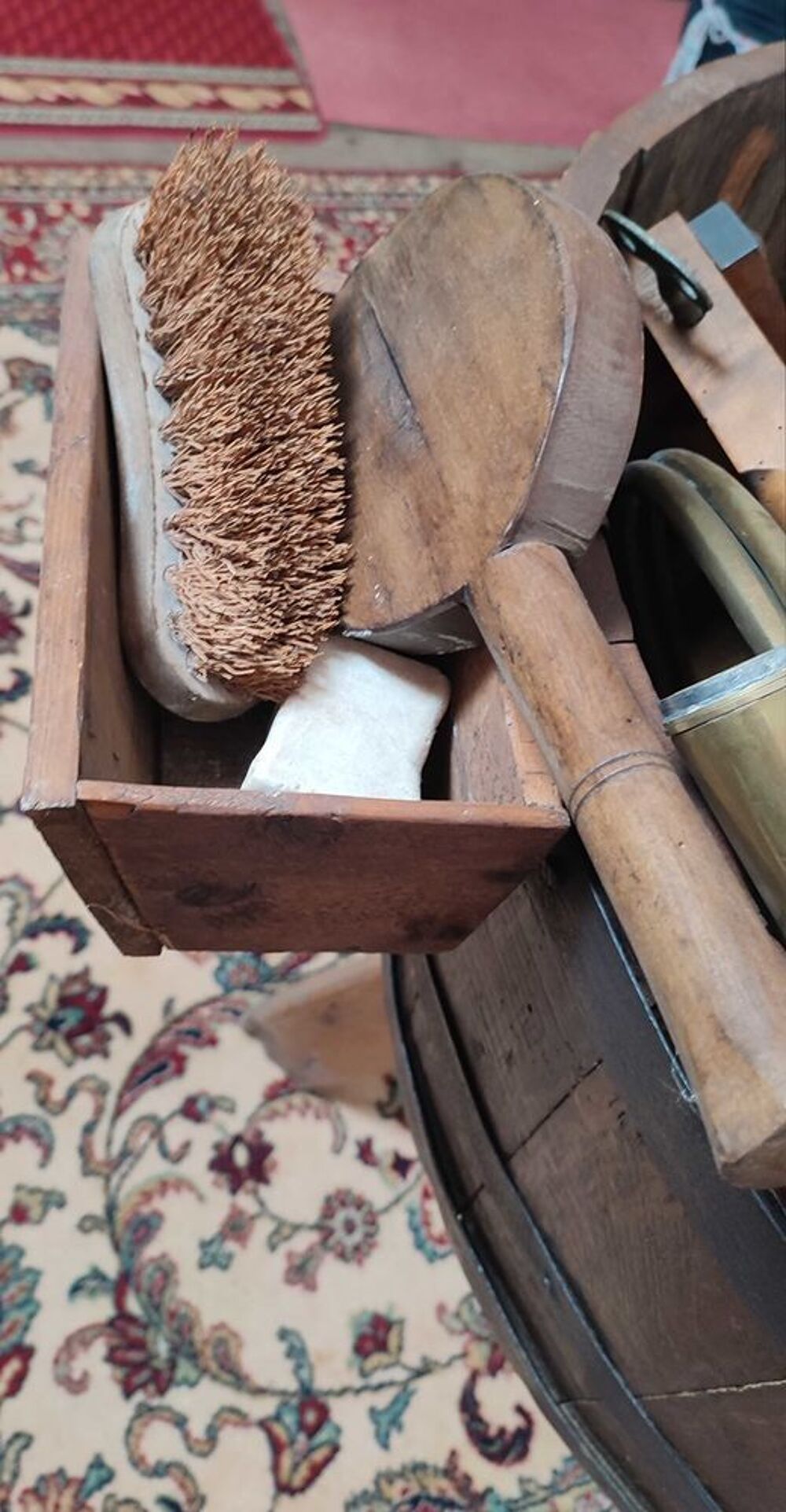 Cuvier ancien en bois et son ensemble de buanderie complet 