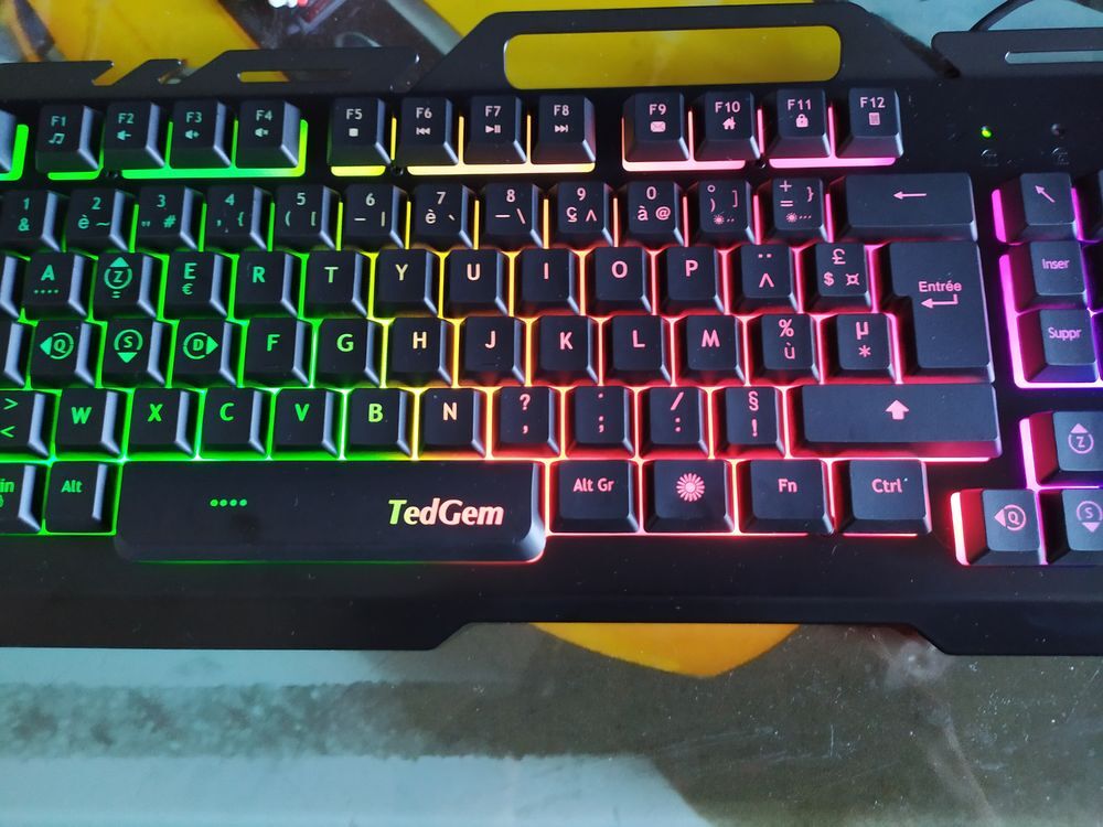 Clavier gamer, r&eacute;tro &eacute;clairage rgb. (Clavier &agrave; membrane) Matériel informatique
