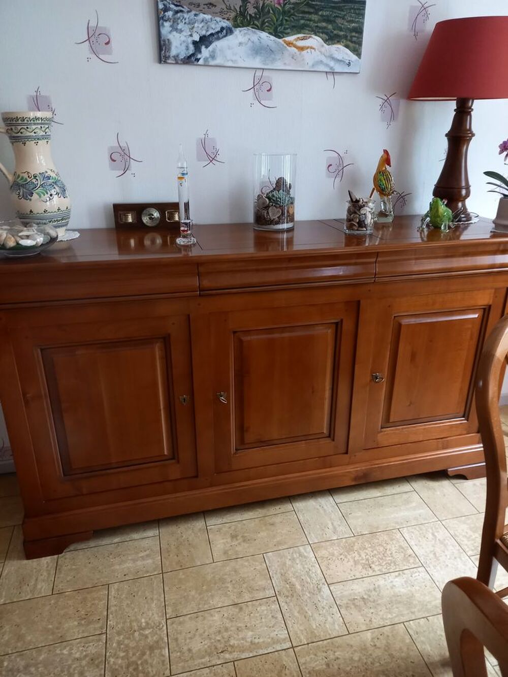 Enfilade, table et chaises en merisier.
Meubles