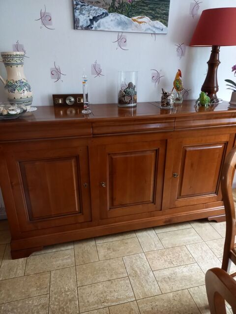 Enfilade, table et chaises en merisier.
0 Saint-Philbert-de-Grand-Lieu (44)