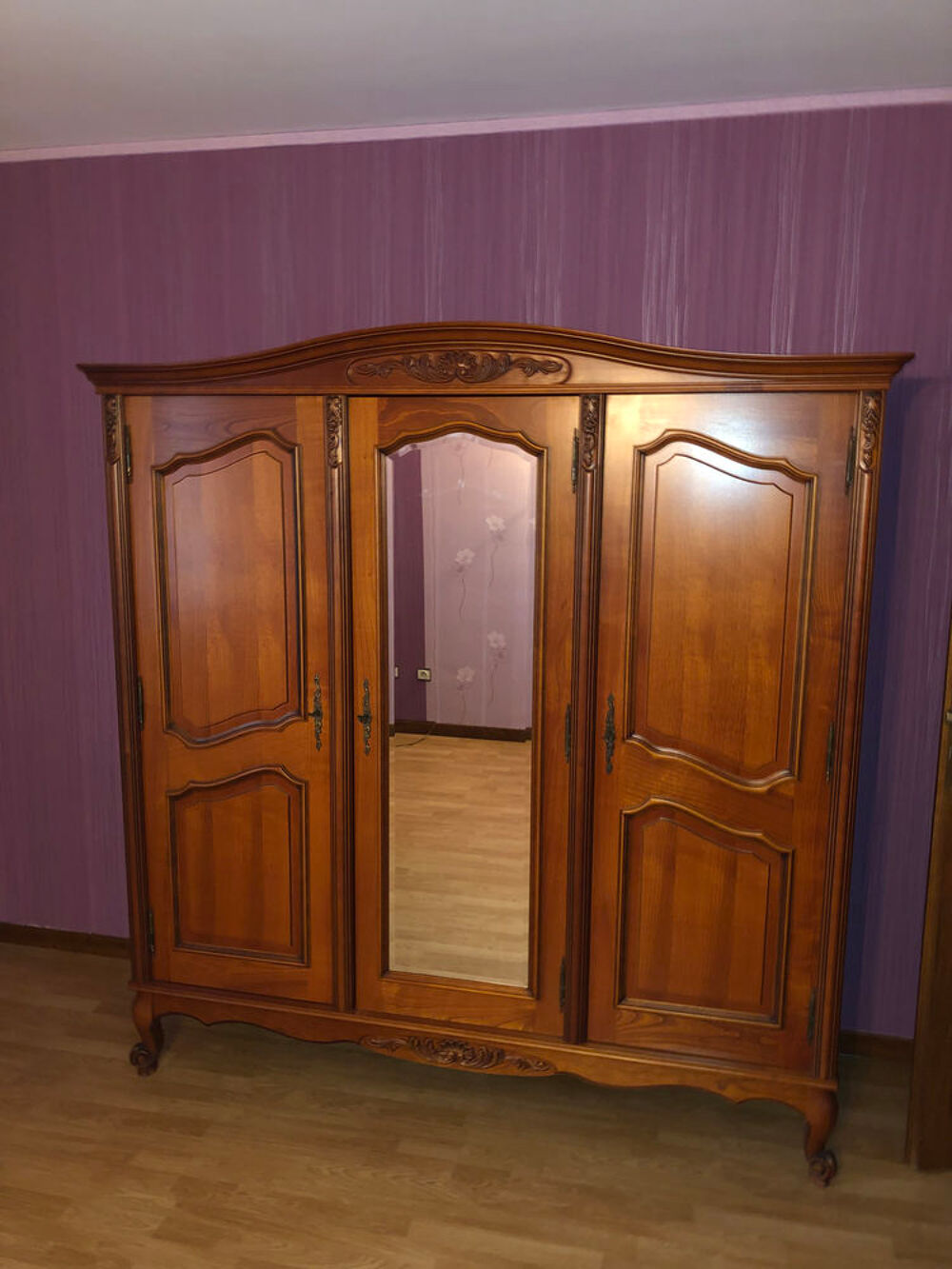 Tr&egrave;s belle armoire merisier, en bois massif 3 portes Meubles