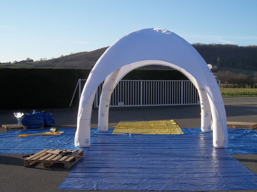 Chapiteau gonflable Airtent. Bricolage