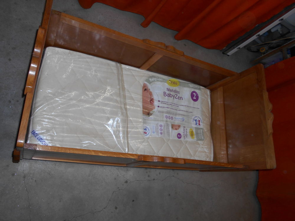 Lit b&eacute;b&eacute; bois vintage avec matelas neuf Meubles