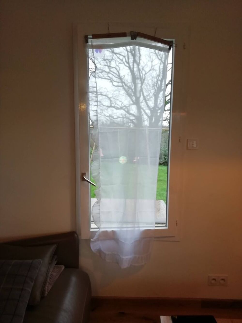 Une paire de rideaux en voile blanc avec embrasses 60x160 cm Décoration