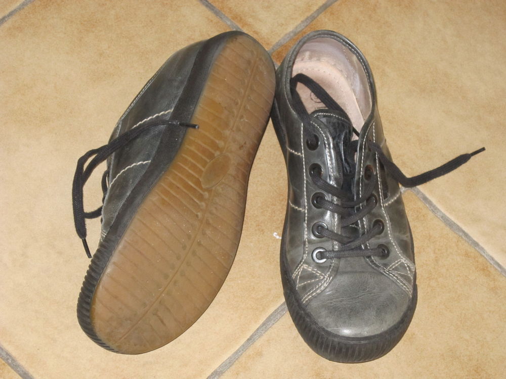 Une paire de mocassins couleur grise Femme Chaussures