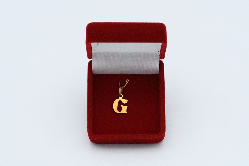 pendentif initiale G 
Bijoux et montres