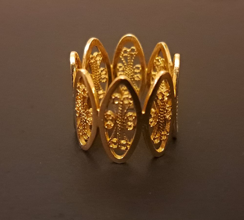 Bijou Bague en or 18 carats motif filigrane Bijoux et montres