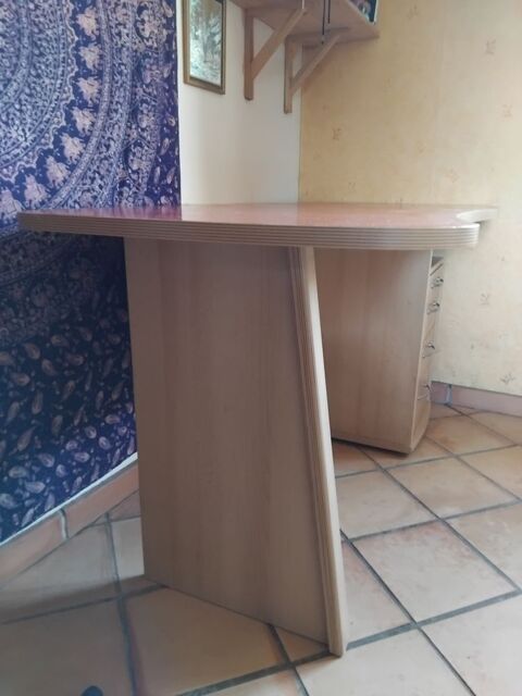 Bureau en bois, beau design. 
0 Neffis (34)