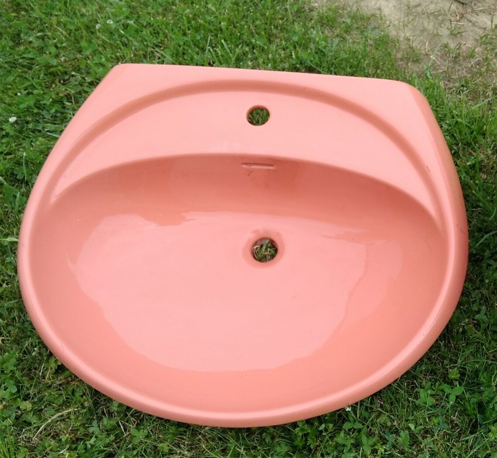 Un lavabo et un bidet couleur saumon Bricolage