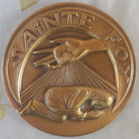 Mdaille religieuse en bronze de 70mm de diamtre pour 183g 50 Castries (34)