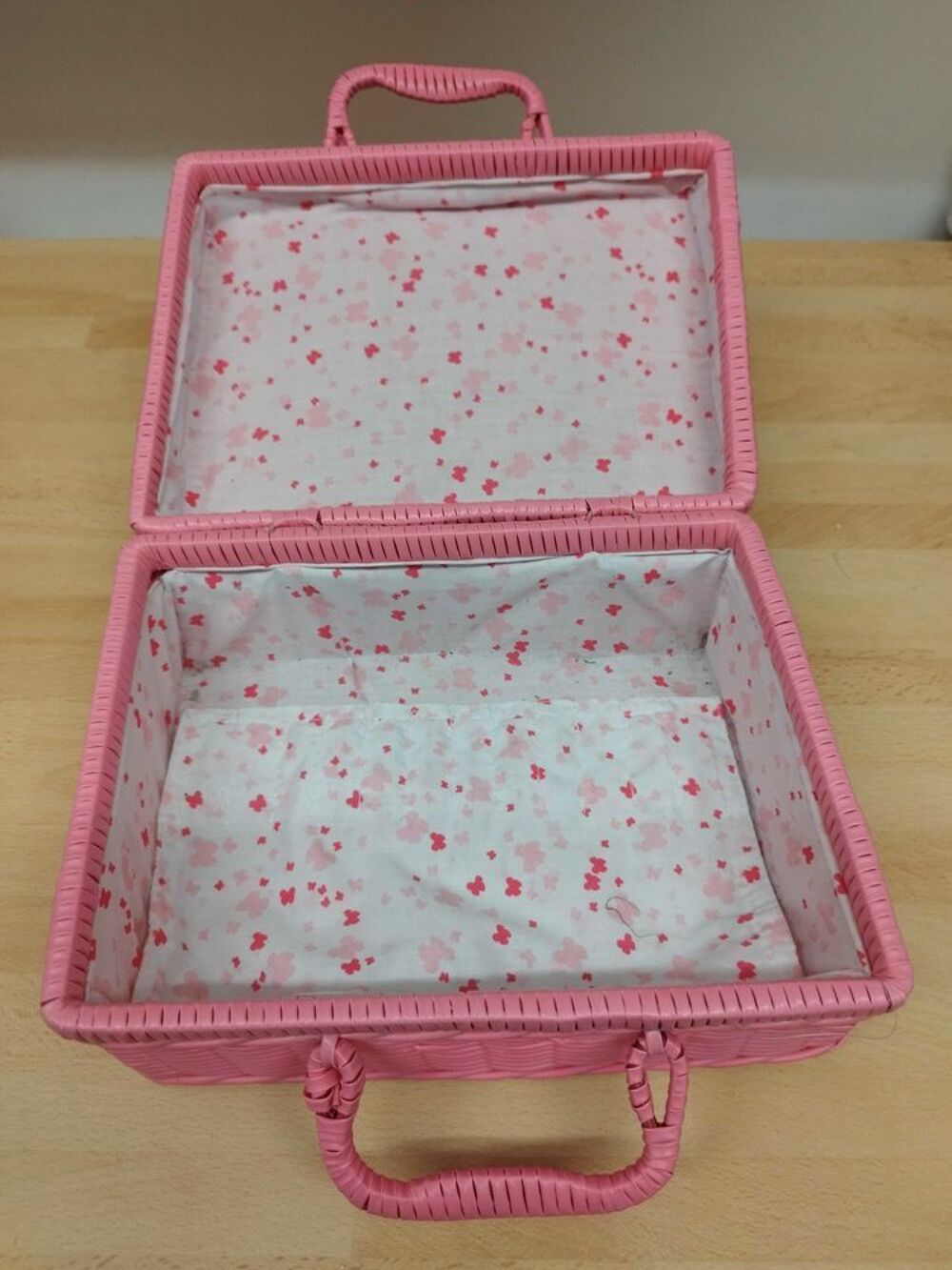 Malette rose en scoubidou
Dimension 25 cm x 18 cm x x 12,5 cm Vêtements