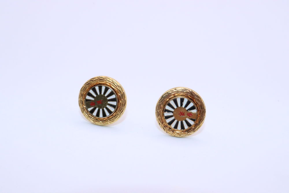 Boutons de manchettes " Table ronde"
Bijoux et montres