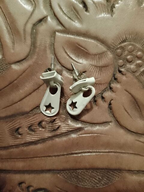 boucles d'oreilles blanches enfants. 2 Carqueiranne (83)