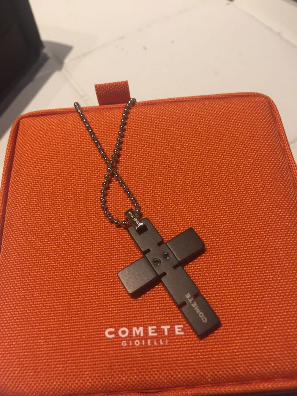 collier marque com&egrave;te UGL 262 Bijoux et montres