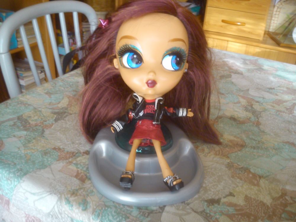 Poup&eacute;e sur socle Jeux / jouets