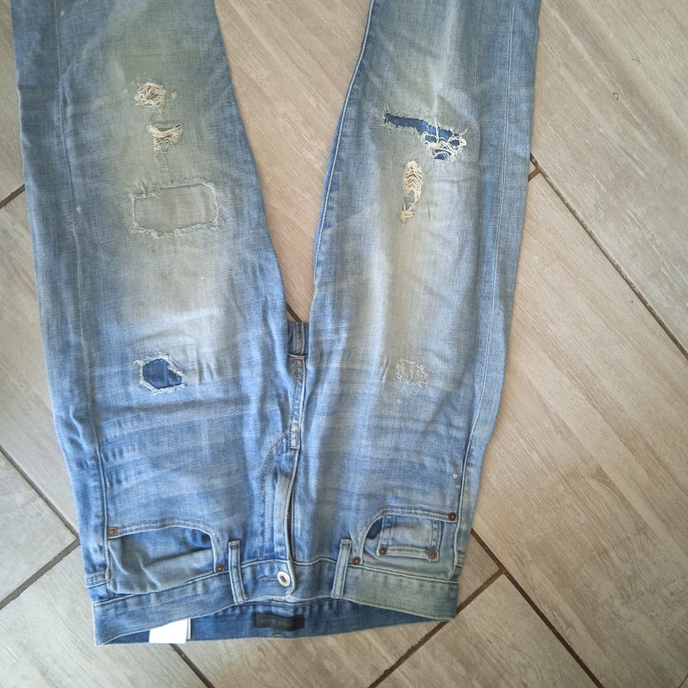 Jean bleu trou&eacute; sur doublure donc on ne voit pas la peau, un Vêtements