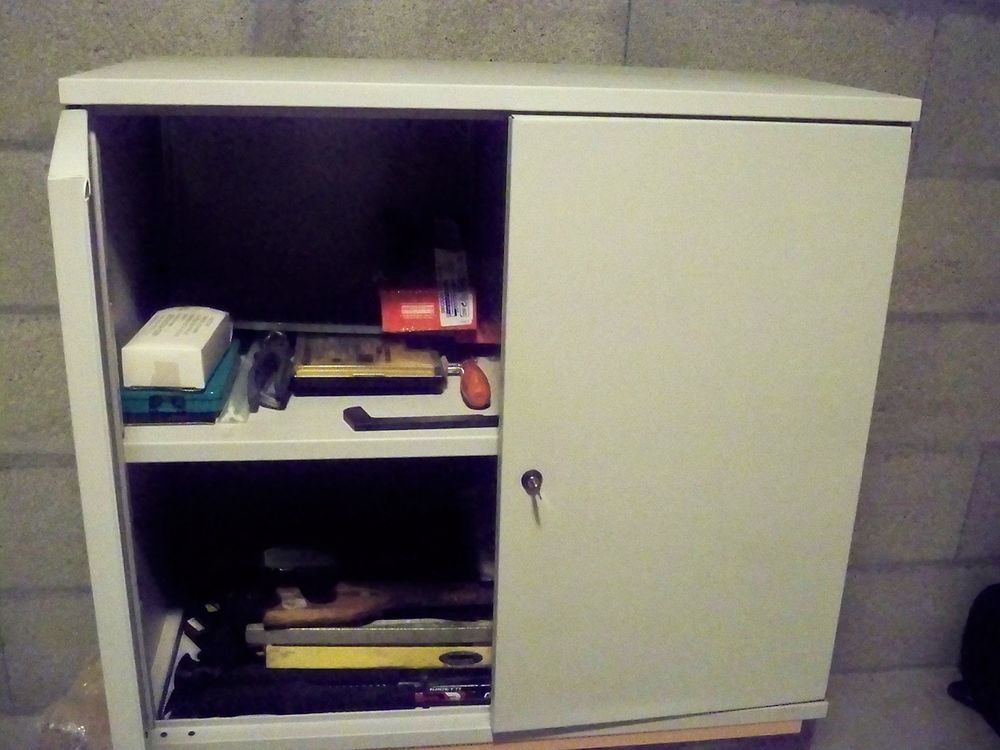 Armoire m&eacute;tallique avec cl&eacute; Meubles