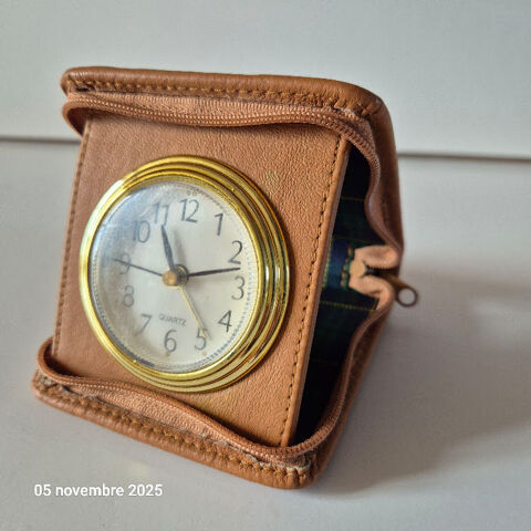 R�veil de voyage dans son emballage de transport en cuir Saumur (49)