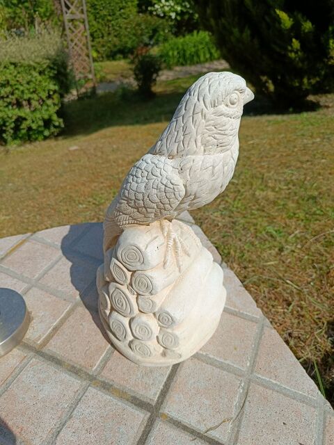 STATUE   EPERVIER SUR TAS DE BOIS  Jouarre (77)